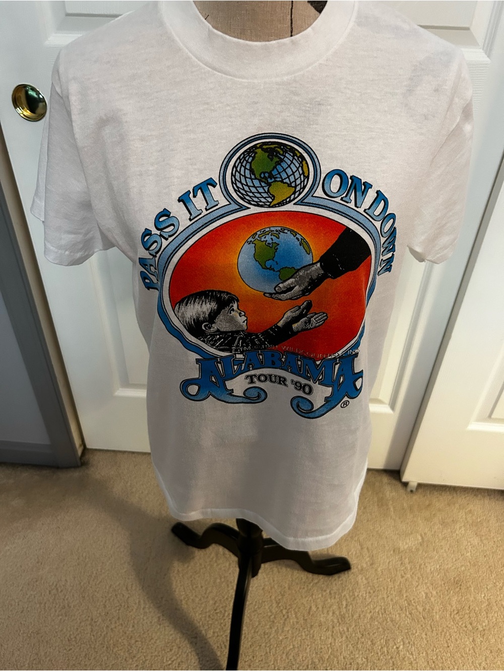 Alabama 1990 “Pass It On Down' 1990
White Concert T-Shirt
